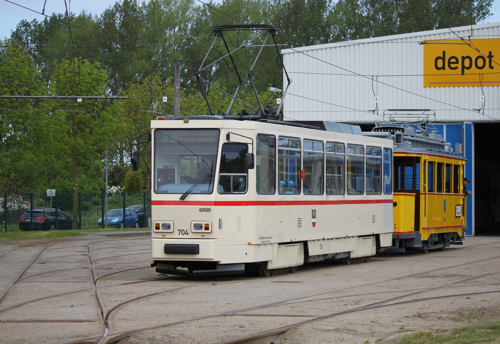 Tatra T6A2(704)mit Wagen 26 beim Rangieren auf dem Gelnde des Depot 12 in Rostock-Marienehe.20.05.2017