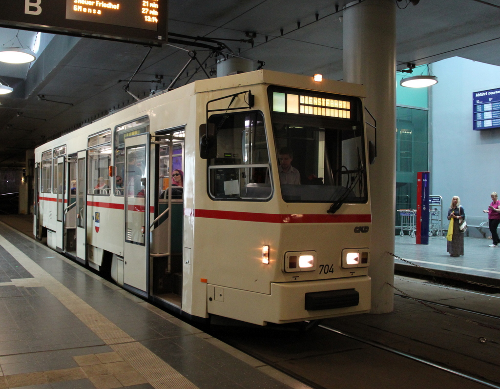 Tatra T6A2(704)stand am 08.05.2016 in der Haltestelle Rostock Hauptbahnhof/tief