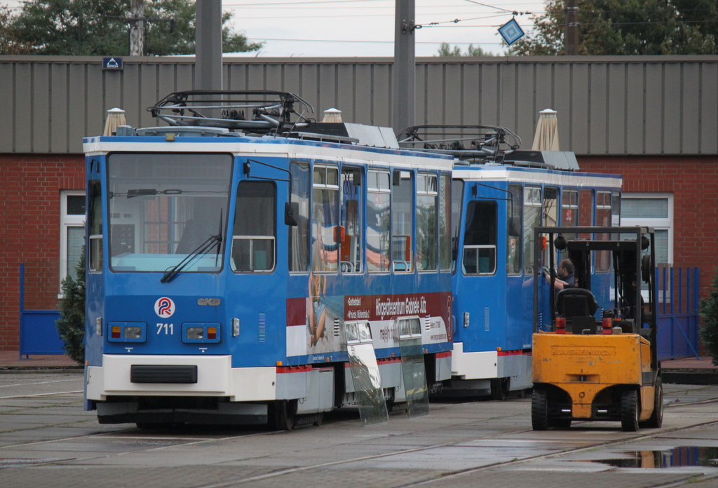 Tatra T6A2(711)+T6A2(801)wurden am 09.10.2014 auf dem Gelnde der Rostocker Straenbahn AG zum Abtransport fertig gemacht.


