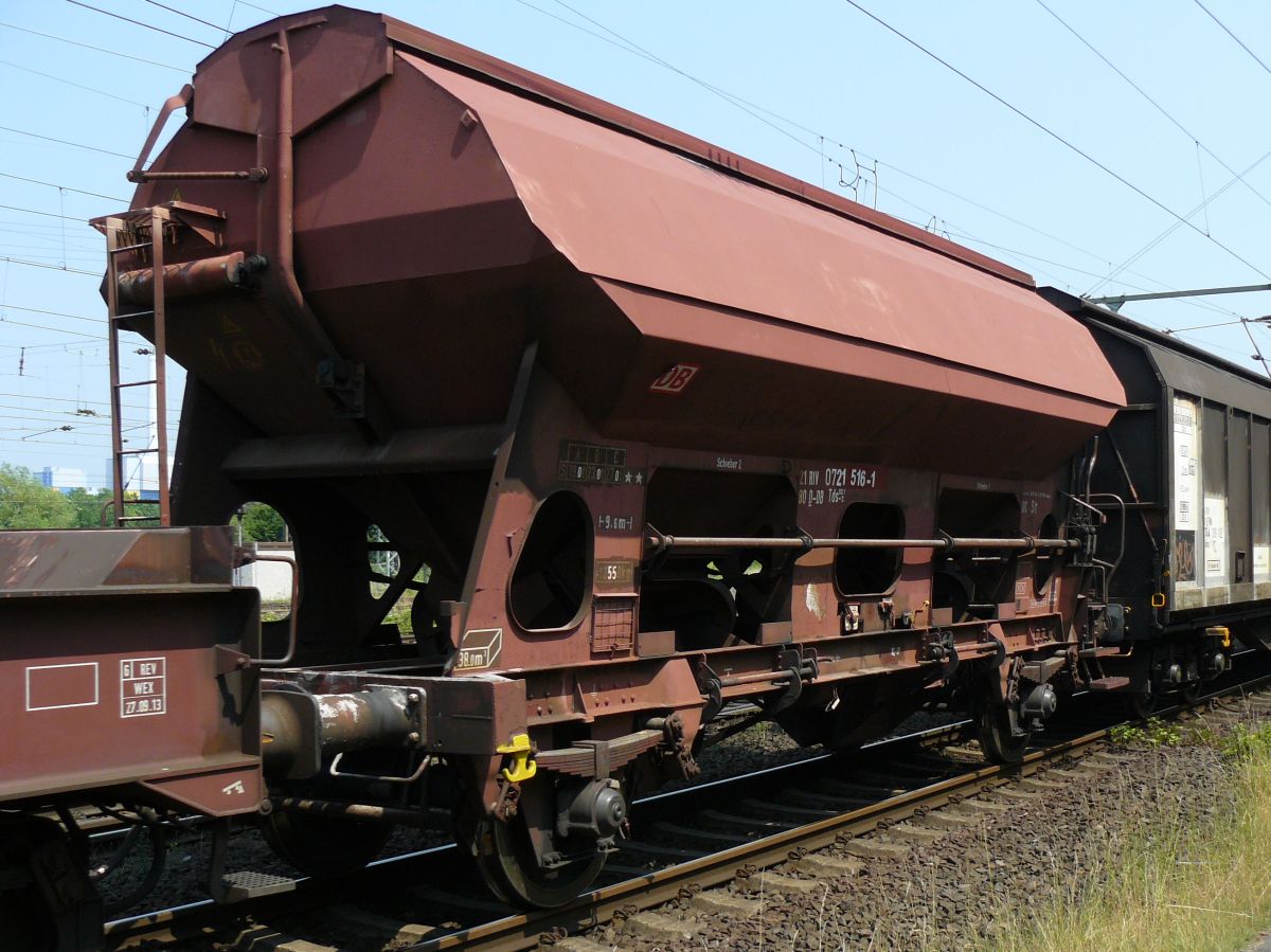 Tds-z DB Schenker Gterwagen mit Nummer 21 80 0721 516-1. Oberhausen West 03-07-2015.

Tds-z zelflosser van DB Schenker met nummer 21 80 0721 516-1. Oberhausen West 03-07-2015.