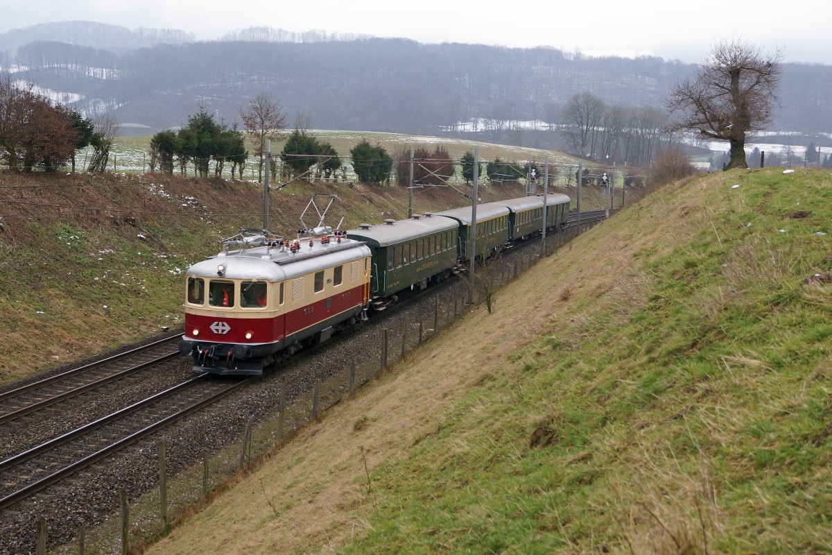 TEE-Classics: Re 4/4 I 10034 mit einem Sonderzug bei Niederbipp am 24. Januar 2015.
Foto: Walter Ruetsch