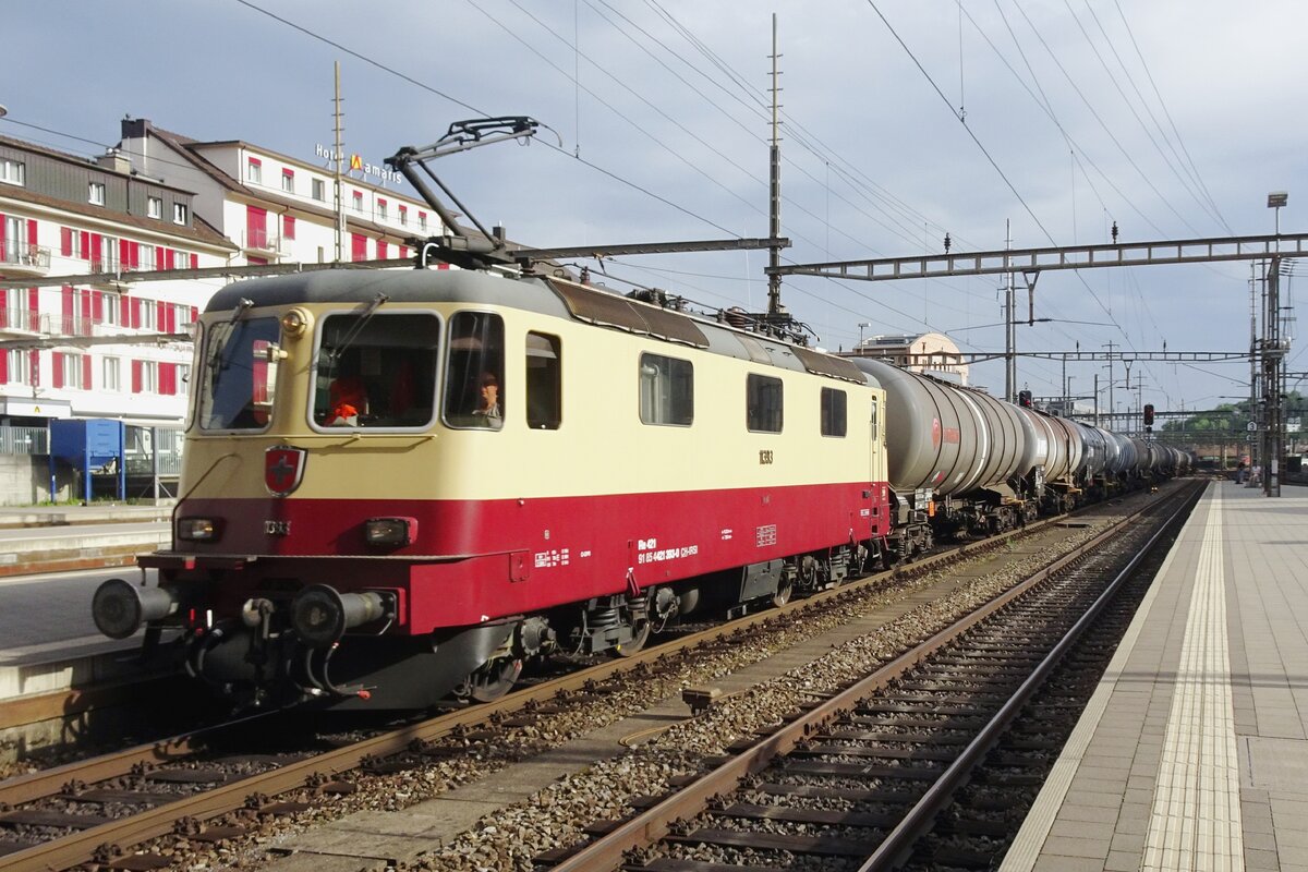 TEE Farben fr 11393 mit Kesselwagenzug beim durchfahren von Olten am 20 Mai 2022.