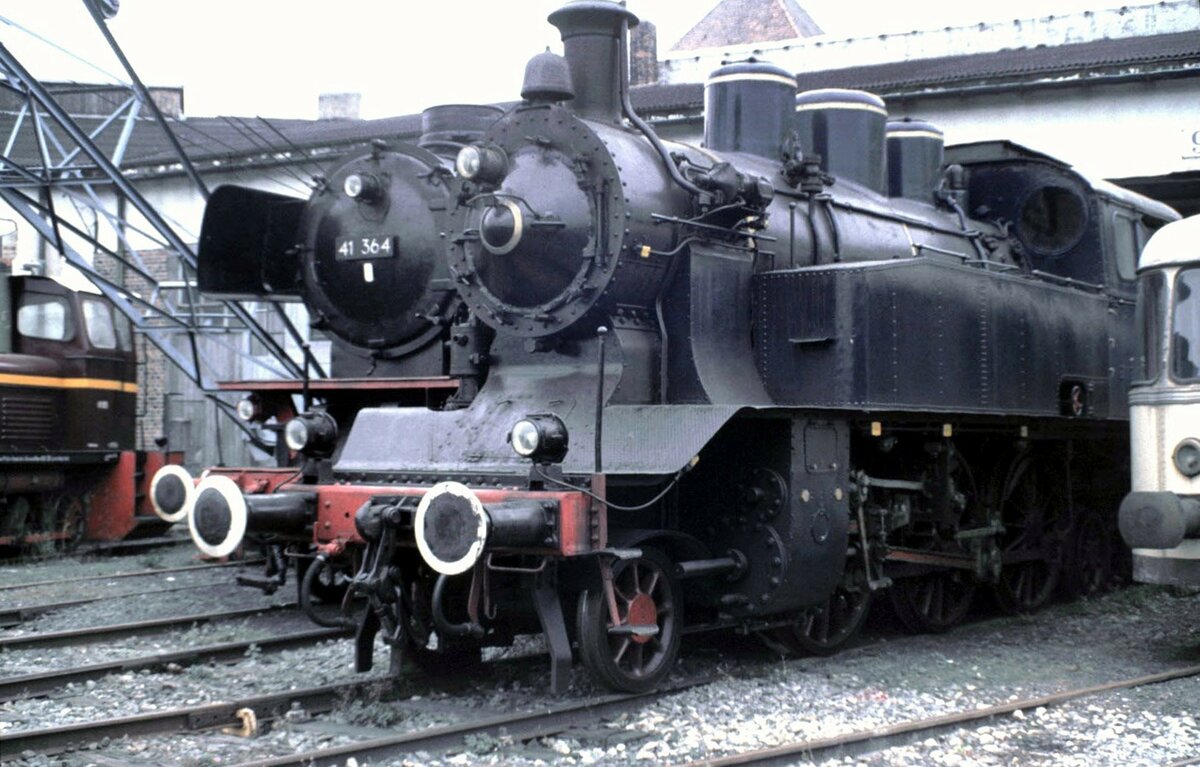 Tegernseebahn Dampflok Nr.7 und 41 364 beim BEM in Nördlingen im Oktober 1990.