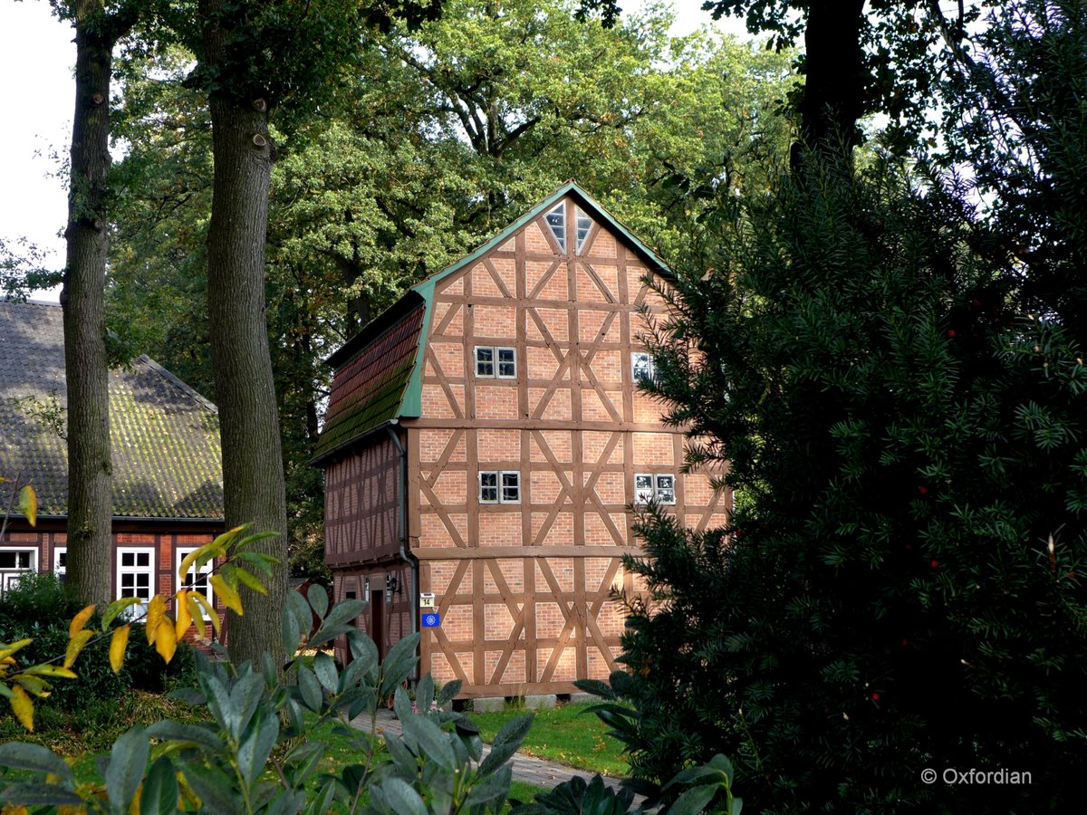 Tewel, sehr alter Speicher auf einem Bauernhof in der Lüneburger Heide.
Photo © Oxfordian