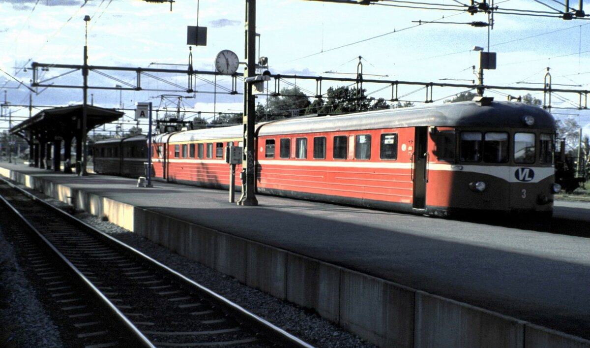 TGOJ X 20 Nr.3 der VL in Sala am 09.08.1994. Drei X 20 wurden 1956 als vierteilige Fahrzeugeinheit gebaut, die eine L�nge von L�P 65,540 m hatten bei V max 105 km/h und 340 kW Leistung.