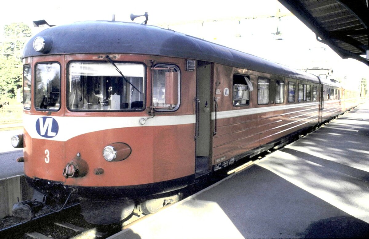 TGOJ X 20 Nr.3 der VL in Sala am 09.08.1994. Drei X 20 wurden 1956 als vierteilige Fahrzeugeinheit gebaut, die eine L�nge von L�P 65,540 m hatten bei V max 105 km/h und 340 kW Leistung.