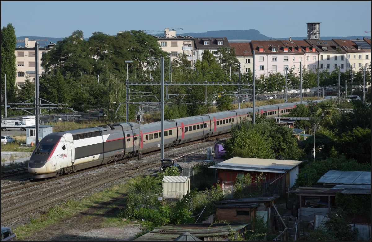 TGV Lyria 4410 fährt richtung Basel SBB durch St. Johann. Basel, Juli 2017.