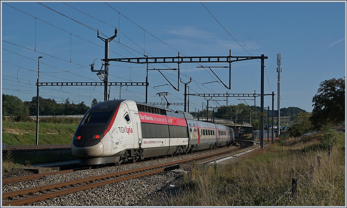 TGV Lyria mit dem Triebkopf 4409 unterwegs von Lausanne nach Paris bei der Durchfahrt in Vufflens la Ville.
29. August 2018