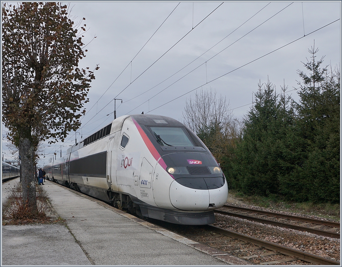 TGV Lyria (mit einem bereits für Nordfrankreich umgemalten InOui-TGV) auf der Fahrt von Paris nach Lausanne beim Halt in Frasne.

23.11.2019