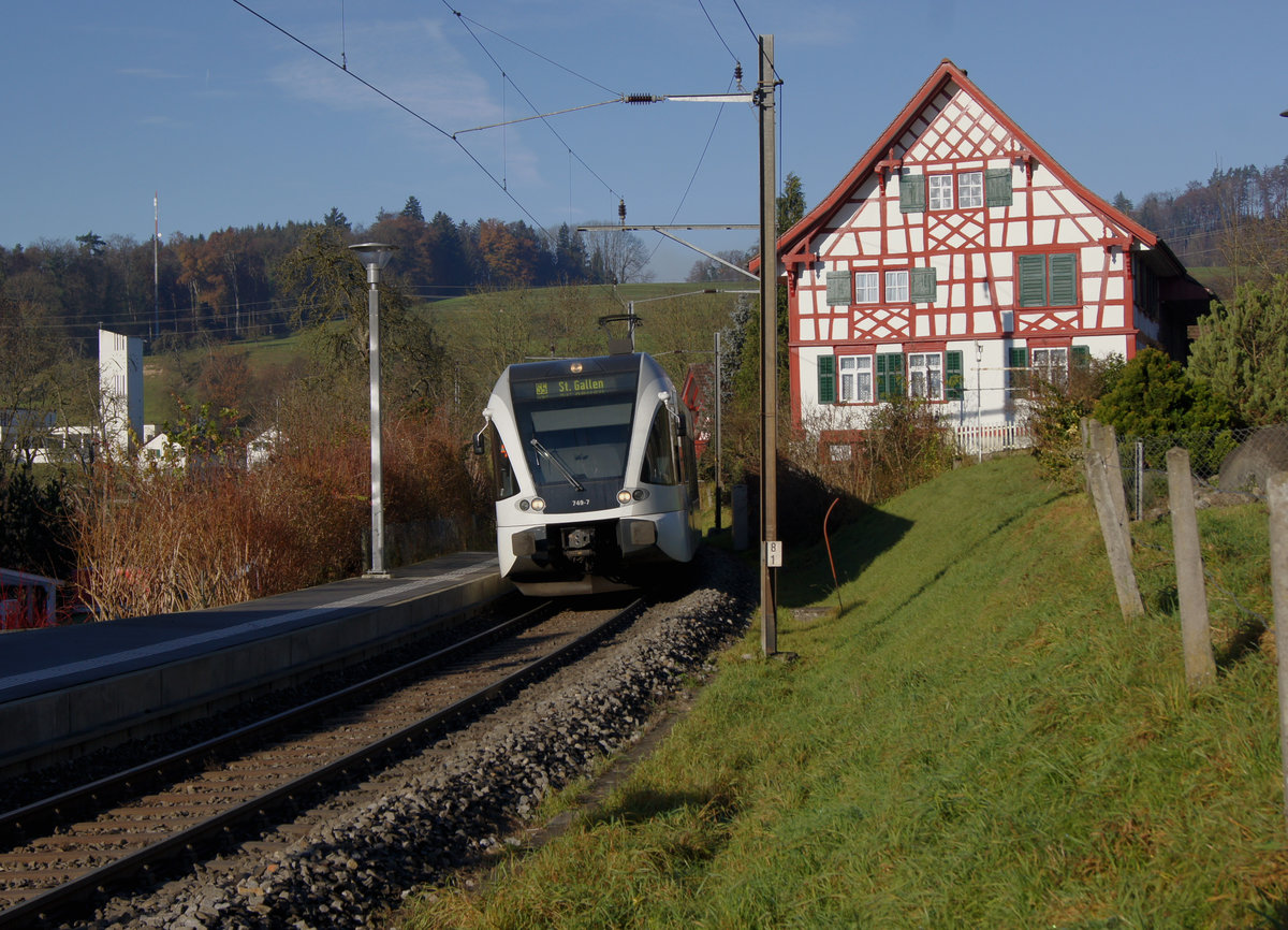 THURBO: S 5 mit dem RABe 526 749-7 nach St. Gallen am 27. November 2011.
Foto: Walter Ruetsch