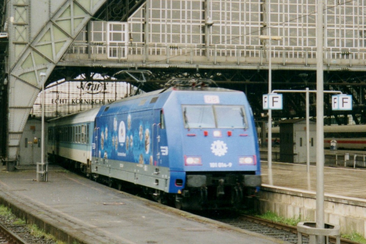 THW 101 014 steht am 21 Mai 2001 in K�ln Hbf.