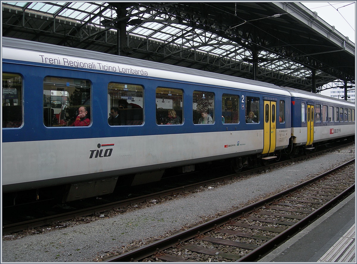 TILO in der Westschweiz: mit SBB und (noch) trenialia ist dieser im Disoppendel im Einstatz stehende EW I B angeschrieben während TILO seit einigen Jahren aus der SBB und Trenord besteht.
Lausanne den 9. Jan. 2017