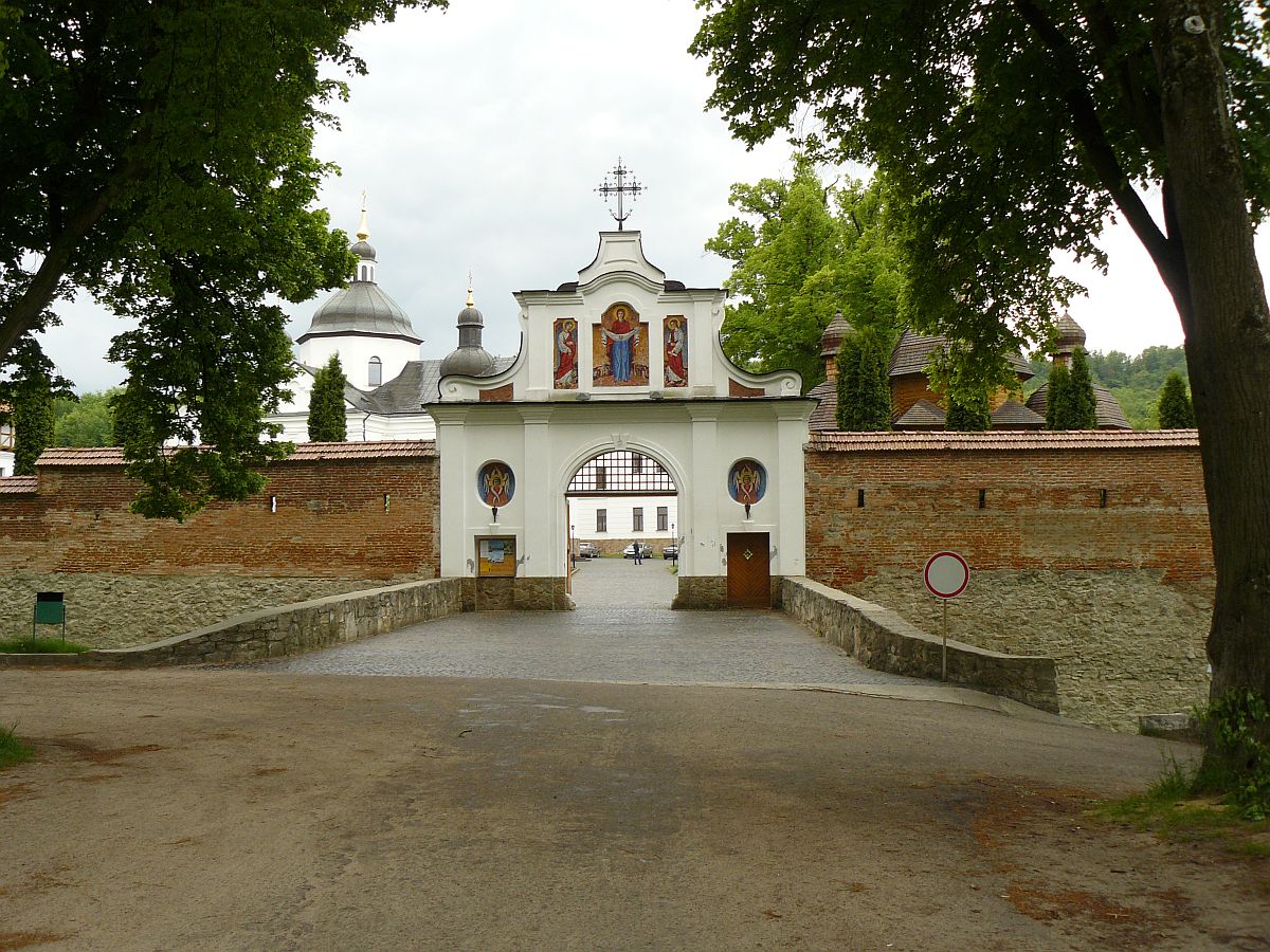 Tor Kloster Krekhiv, Ukraine 17-05-2015. 

Toegangspoort van het Krekhiv klooster, Krekhiv, Oekrane 17-05-2015.