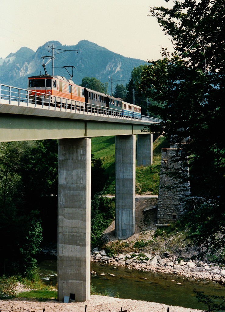 TPF/GFM: Sonderzug ab Broc Fabrique mit GDe 4/4 101-102 + 2 GFM B (ehemals SBB Brünig) + 2 MOB B auf dem neuen Viadukt bei Broc Village im Jahre 1985. Die zwei ehemaligen Brünigwagen verkehren seit ihrem Umbau im Foduezug und die beiden GDe 4/4 wurden von der MOB übernommen.
Foto: Walter Ruetsch