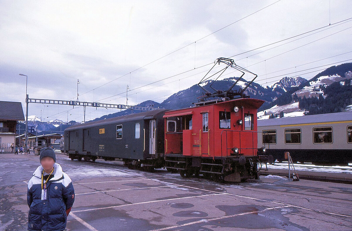 Traktoren Te I: Der BLS Traktor Te 12 in Zweisimmen, zusammen mit einem Postwagen (Z 838). 31.Dezember 1998 