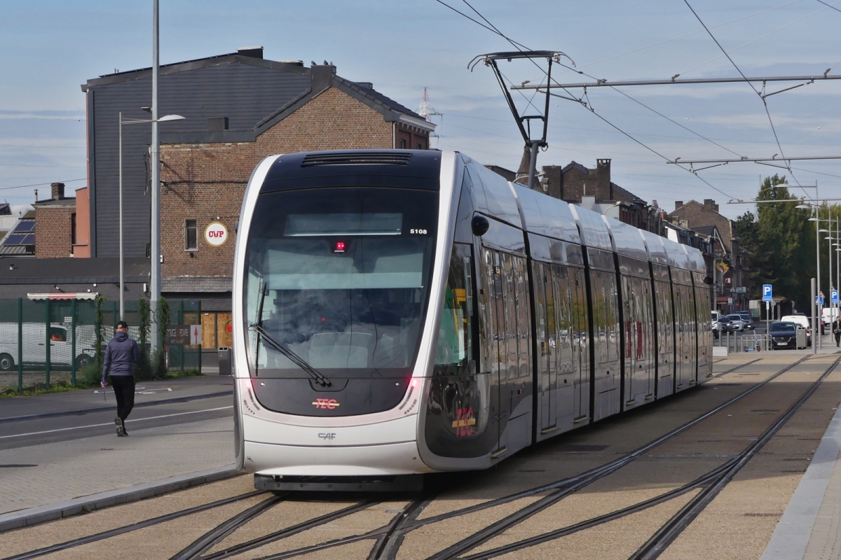 Tram 5108 beim Gleiswechsel an der Endhaltestelle Standard in Lttich. 02.10.2025