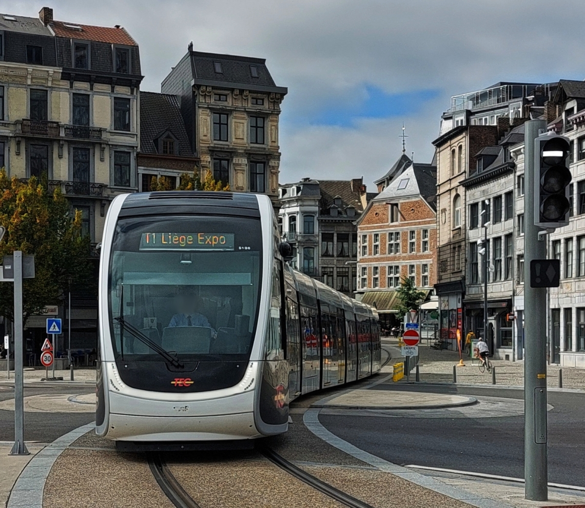 Tram CAF URBOS 5106, nahe der Haltestelle la Batte in Lttich. 18.09.2025 (Handyfoto Jeanny)