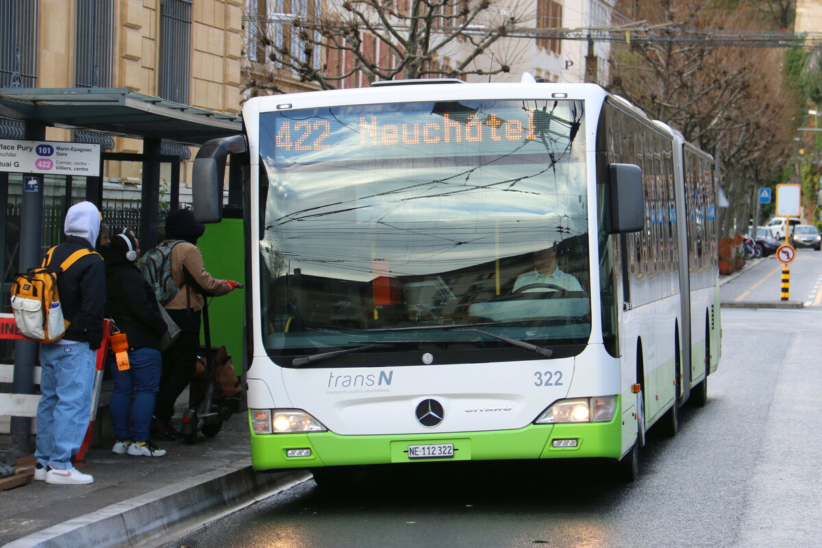 transN, La Chaux-de-Fonds - Nr. 322/NE 112'322 - Mercedes am 14. Dezember 2023 in Neuchtel, Place Pury (Aufnahme: Martin Beyer)