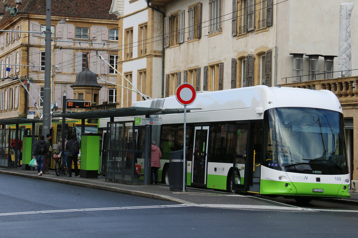 transN, La Chaux-de-Fonds - Nr. 169/NE 209'169 - Hess/Hess Gelenktrolleybus am 14. Dezember 2023 in Neuchtel, Place Pury (Aufnahme: Martin Beyer)