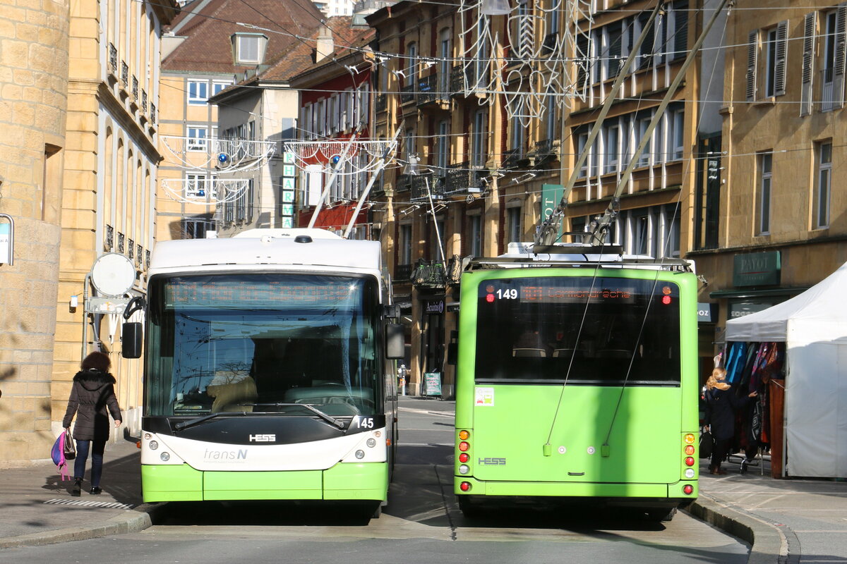 transN, La Chaux-de-Fonds - Nr. 145 - Hess/Hess Gelenktrolleybus (ex TN Neuchtel Nr. 145) + Nr. 149 - Hess/Hess Gelenktrolleybus (ex TN Neuchtel Nr. 149) am 15. Dezember 2023 in Neuchtel, Place Pury (Aufnahme: Martin Beyer)