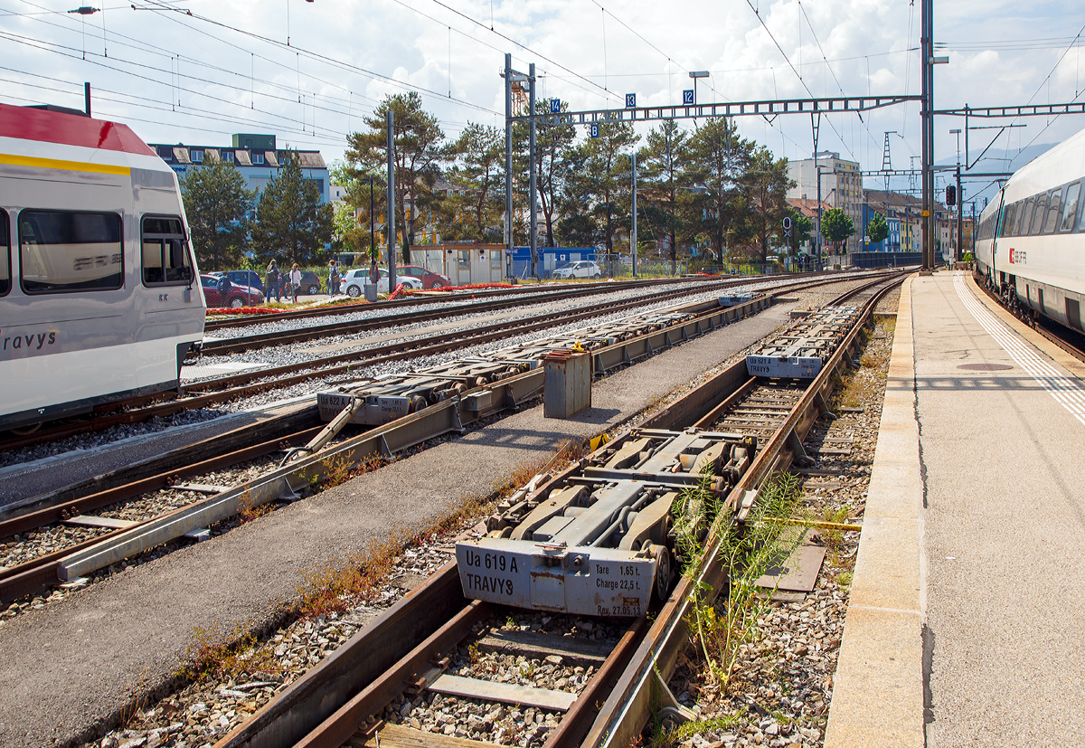 Travys (ex YSteC) Rollbcke Ua in den Rollbockgruben am 18.05.2018 beim Bahnhof Yverdon-les-Bains, vorne der Rollbock Ua 619.

Die Rollbcke dienen zum Transport von Normalspurwagen (meist Gterwagen) auf Schmalspurgleisen (wie hier 1.000 mm). Ein Rollbock ist 1,65 t schwer und trgt jeweils eine Normalspur-Wagonachse mit einer maximalen Achslast von 22,5 t. Bei z.B. einem vierachsigen Drehgestell Wagen kommen so vier Rollbcke zum Einsatz, wobei der Wagen somit bis zu 90 t schwer sein kann.

TECHNISCHE DATEN:
Spurweite: 1.000 mm
Achsanzahl: 2
Eigengewicht: 1,65 t
Traglast: 22,5 t