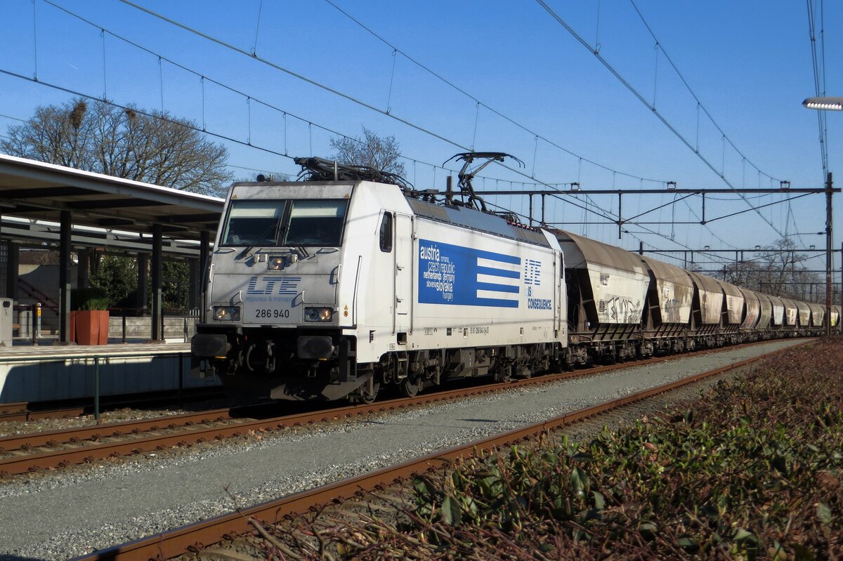 TRAXX am Kopf in Oss am 2 März 2021, wo LTE (1)286 940 mit ein Getreidezug in Oss eingetroffen ist. 