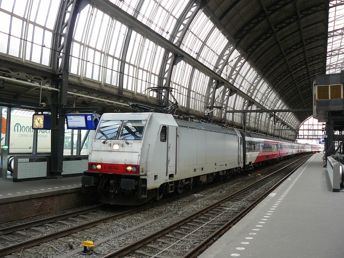 TRAXX Lok E186 144 (91 80 6186 144-2) Gleis 15 Amsterdam Centraal Station 04-03-2015.

TRAXX locomotief E186 144 (91 80 6186 144-2) spoor 15 Amsterdam Centraal Station 04-03-2015.