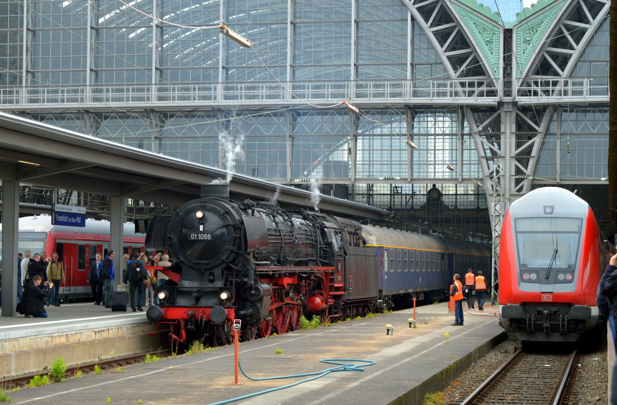 Treffen zweier Generationen.
01 1066 (UEF) bef�rderte am 26.04.2015 den Fernschnellzug Roland von Frankfurt nach Kassel.
Genau solch ein Zug fuhr vor 50 Jahren mit genau den gleichen Fahrzeiten, blo� das er von Basel nach Bremen fuhr, aber die Fahrzeiten zwischen Frankfurt und Kassel sind genau die gleichen.
