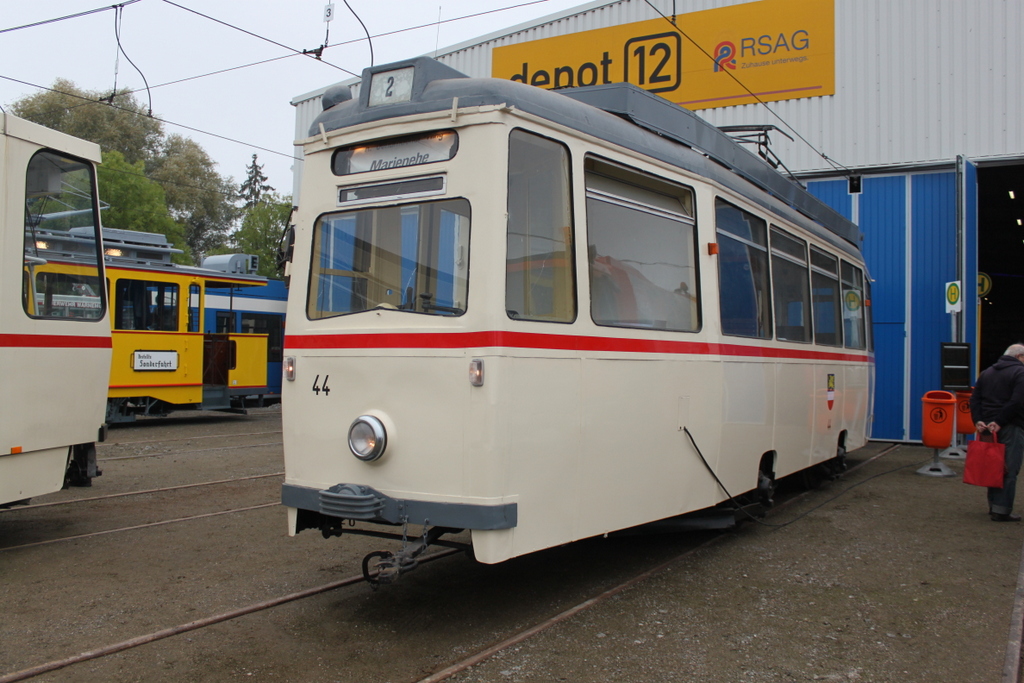 Triebwagen 44  Caf 44  Stand am Morgen des 16.10.2016 vor dem Depot 12 in Rostock-Marienehe.