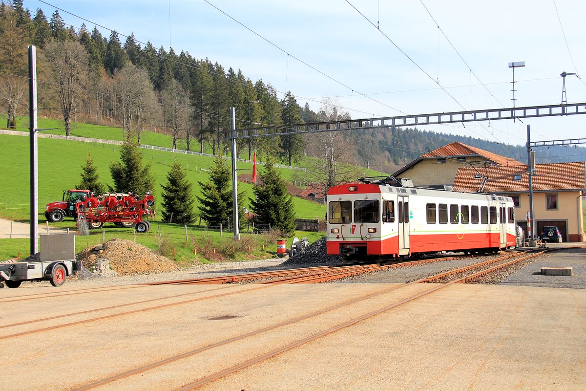 Triebwagen 8 in Les-Ponts-de-Martel, 21.April 2016. 