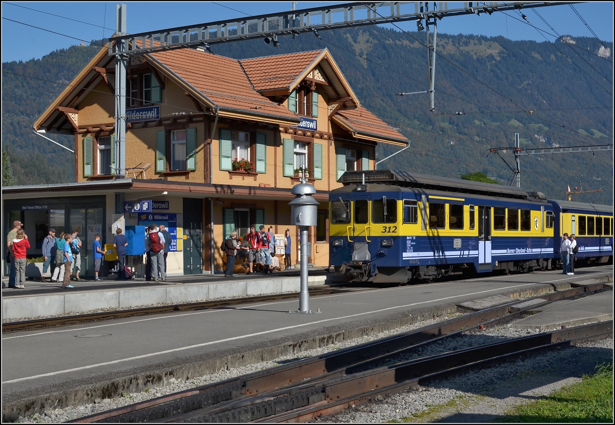 Triebwagen ABeh 4/4 II 312 vor dem Bahnhofsgebäude in Wilderswil. Interessant sind die Bremswiderstände auf dem Dach, die hier die gesamte Dachfläche benötigen. Oktober 2011.