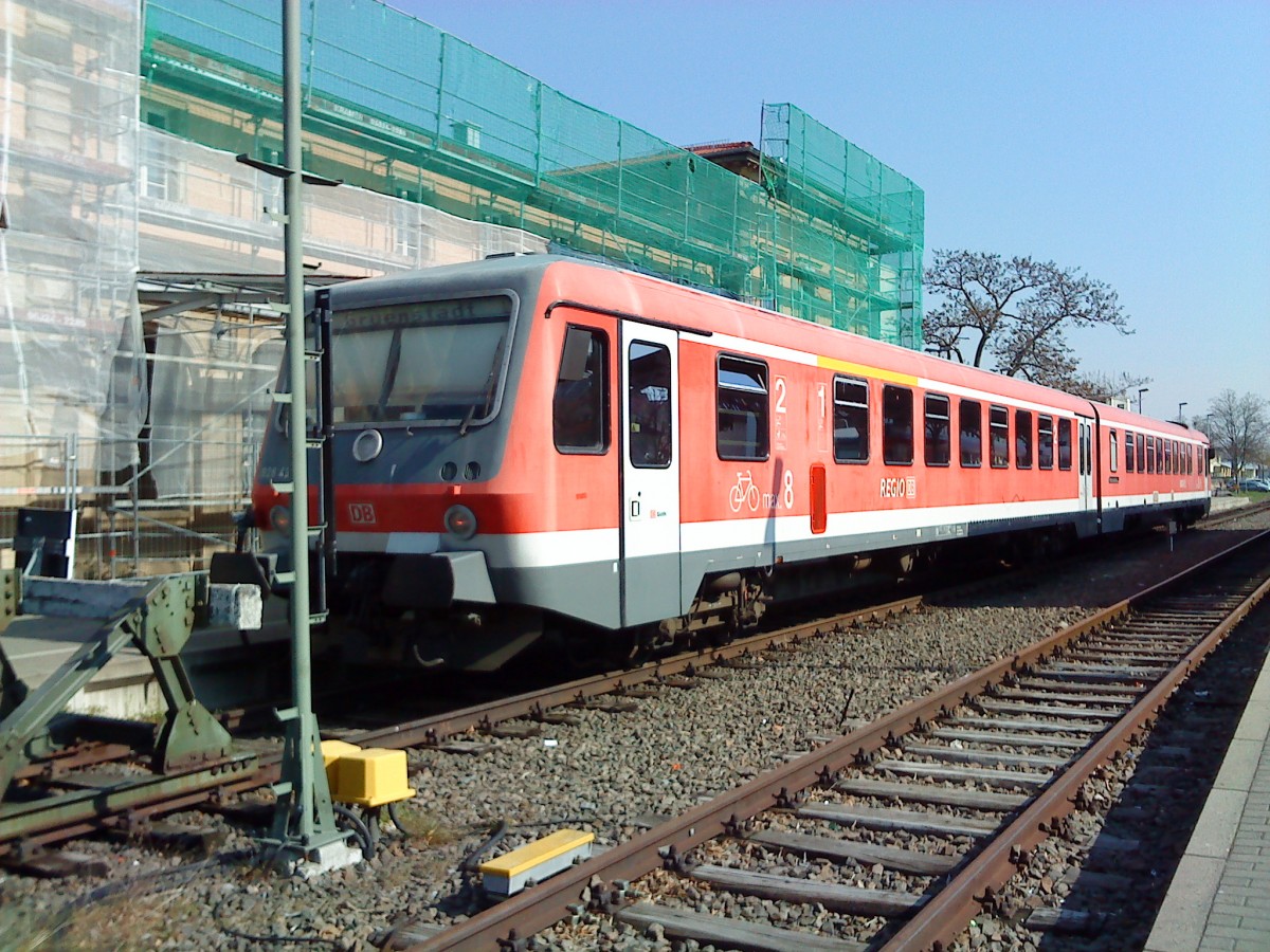 Triebwagen BR 628 der DB Regio gesehen bei der Zwischenstation in Bad D�rkheim auf seiner Fahrt von Neustadt/Weinstra�e nach Gr�nstadt am 14.04.2014