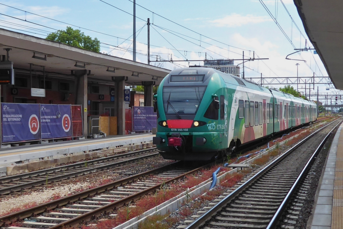 Triebzug ETR 350 102 muss fr kurze Zeit auf das Zwischengleis in Ferrara ausweichen, um andere Zge an den Bahnsteigen vorbei zu lassen. 08.05.2025