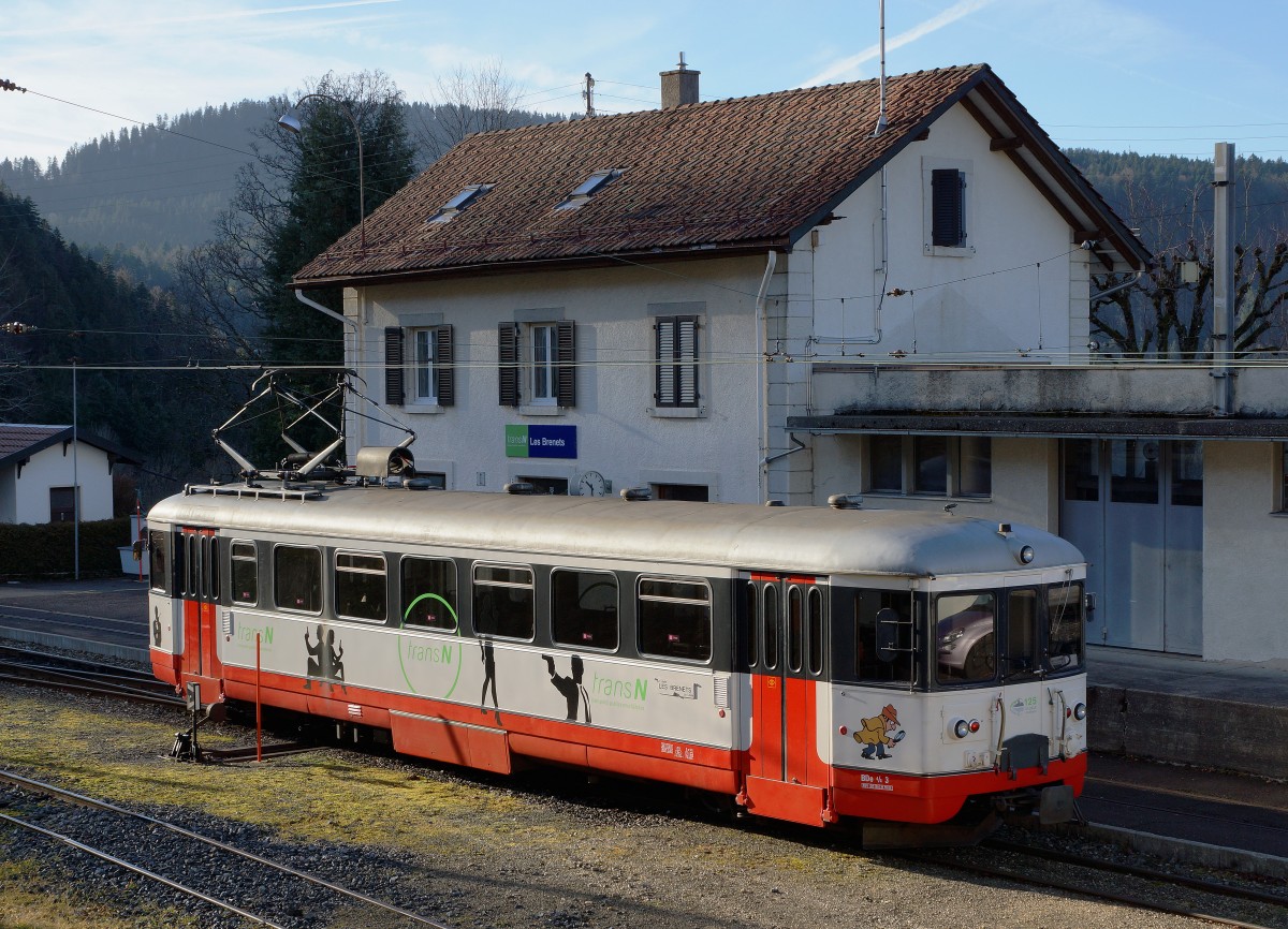 TRN/CMN: BDe 4/4 3 auf dem Endhalt Les Brenets im NEUENBURGER-JURA an der französischen Grenze am 22. Dezember 2015. 
Foto: Walter Ruetsch