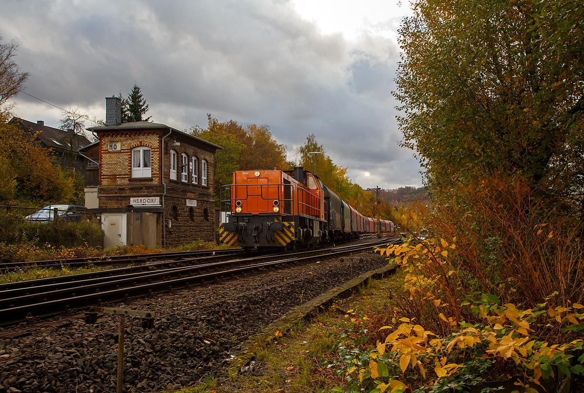 
Trotz Gleisbaustelle im Bereich Herdorf findet noch Gterverkehr statt. Hier hat die KSW 42 (92 80 1277 902-3 D-KSW), eine Vossloh MaK G 1700 BB der KSW Kreisbahn Siegen-Wittgenstein, mit einem Coilzug am 28.10.2020 Herdorf erreicht und fhrt nun auf den Rbf der KSW (Betriebssttte Freien Grunder Eisenbahn - NE 447). 

Links das Weichenwrter-Stellwerk Herdorf Ost (Ho).