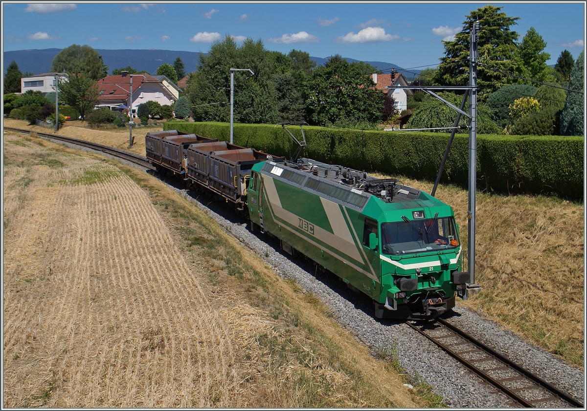 Trotz Normalspurgüterwagen ein Artreiner BAM Güterzug; die schmalspurige BAM hat sein kurze nicht nur Normalspurige Tem Traktoren in ihrem Bestand, sondern auch einige dieser Güterwagen und sogar eine Re 4/4 II. Der Güterzug mit der Ge 4/4 21 konnte zwischen Le Marains und Vufflnes le Château fotografiert werden.
21. Juli 2015