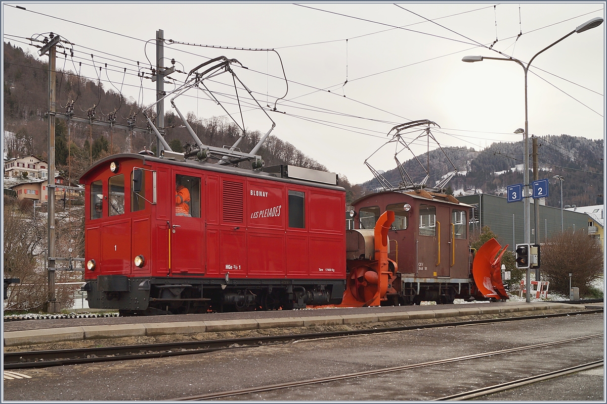 Trotz Testfahren mit der HGem 2/2 7501 und der neune Schneefräse versieht weiterhin das bewährte Gespann der CEV HGe 2/2 N° 1 und der X Rot 91 den Winterdienst auf der Strecke Blonay - Les Pléiades. 

27. Jan. 2020