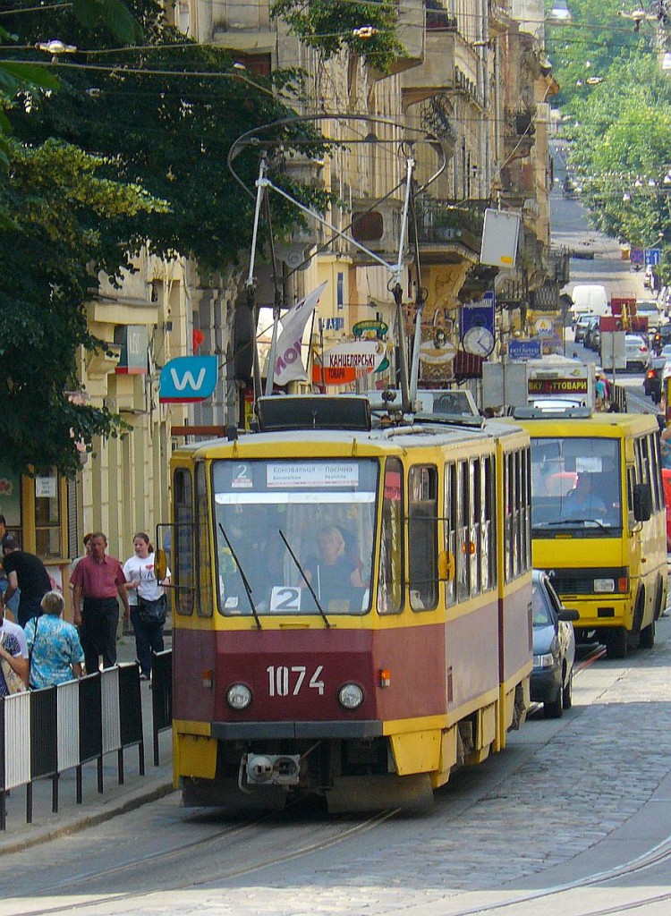 TW 1074 Vul. Petra Doroshenka, Lviv, Ukraine 18-06-2013.

Tram 1074 Vul. Petra Doroshenka gefotografeerd vanaf de Prospekt Svobody, Lviv, Oekrane 18-06-2013.