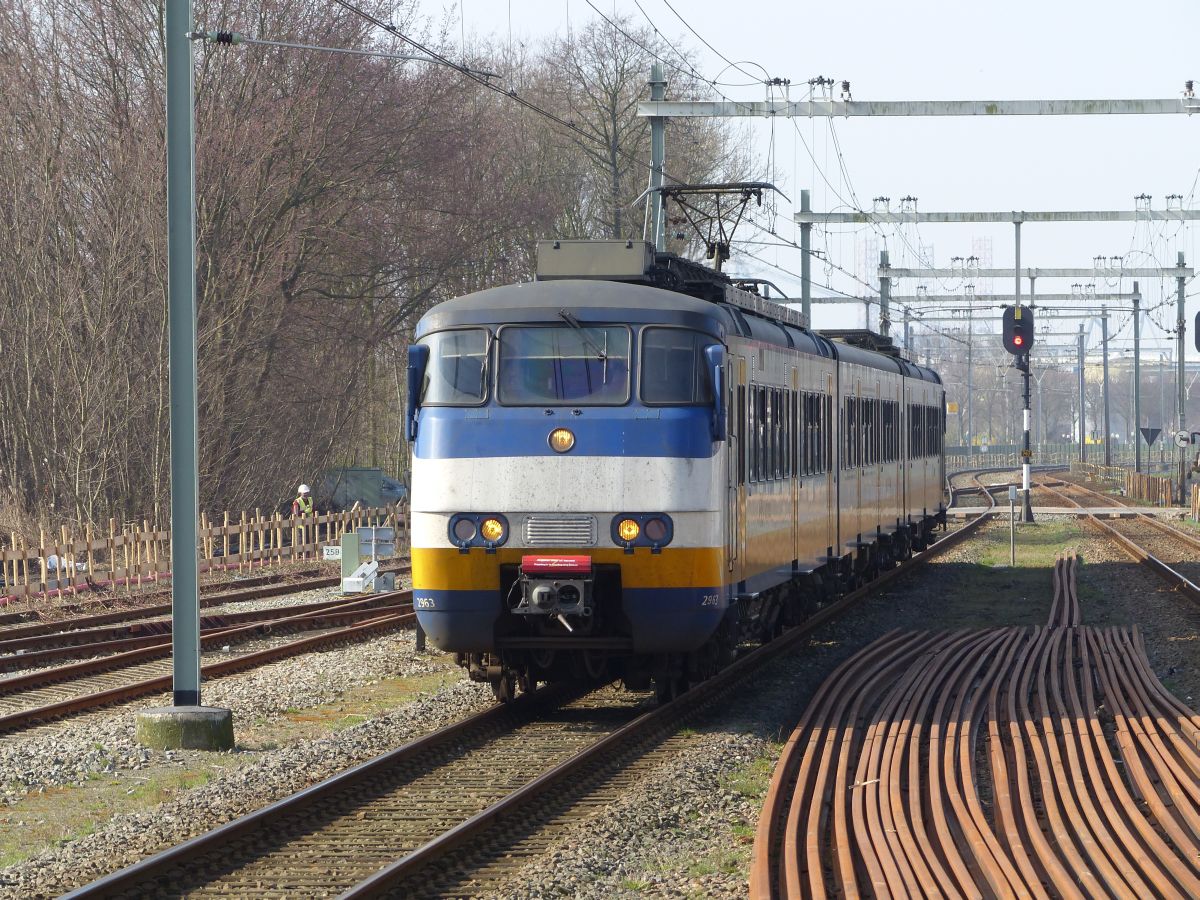 TW 2963, Vlaardingen Centrum 16-03-2017.

SGM-III Sprinter 2963 als stoptrein naar Rotterdam CS. Vlaardingen Centrum 16-03-2017.