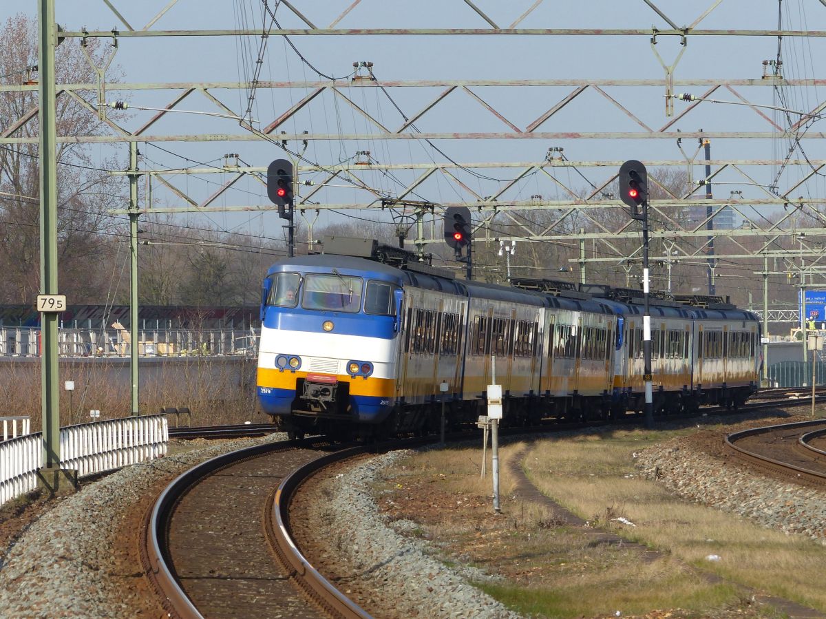 TW 2979 und 2117 Schiedam Centrum 16-03-2017.

2979 en 2117 Sprinter treinstel als stoptrein naar Dordrecht. Schiedam Centrum 16-03-2017.