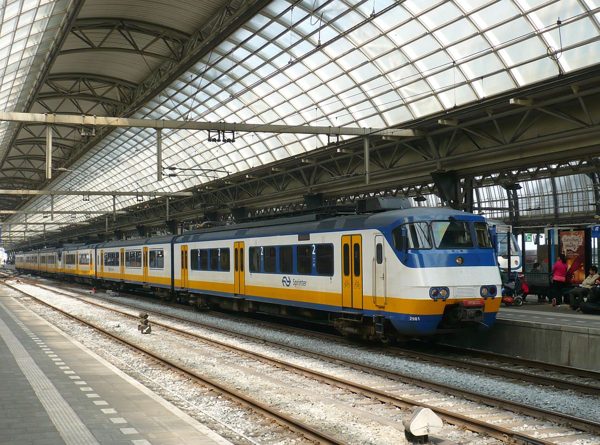 TW 2981 und 2956 Gleis 10 Amsterdam Centraal Station 08-05-2013.

SGM-III treinstellen 2981 en 2956 op spoor 10 Amsterdam Centraal Station 08-05-2013.