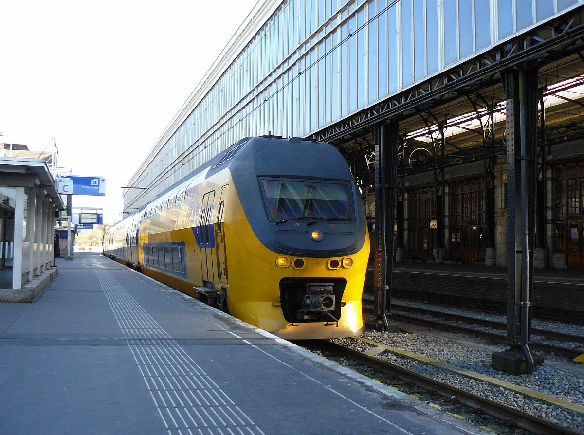 TW 9473 als Intercity nach Den Haag CS. Gleis 8 Haarlem 01-03-2015.

9473 als intercity naar Den Haag CS op spoor 8 Haarlem 01-03-2015.