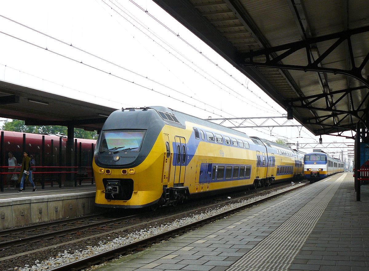 TW DD-IRM und SGM einfahrt Gleis 1 und 2 in Dordrecht 08-08-2014.

DD-IRM en SGM treinstellen komen tegelijkertijd binnen op spoor 1 en 2 in Dordrecht 08-08-2014.