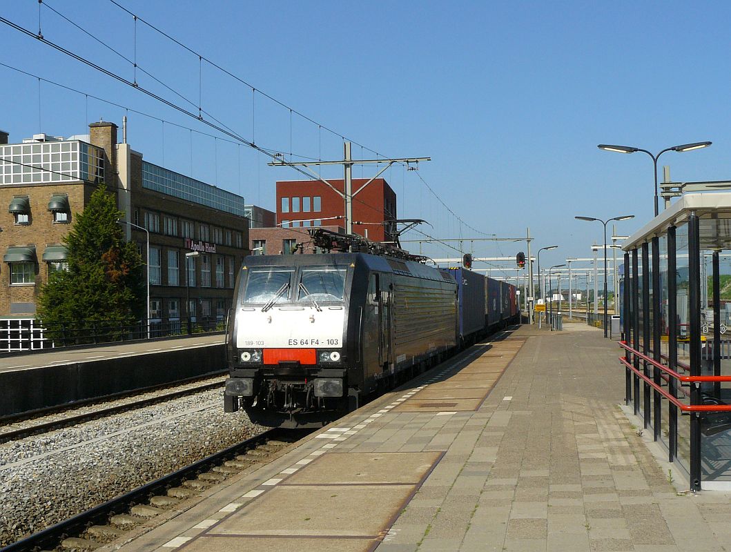 TX Logistik AG E-Lok 189 103 mit Gterzugzug Gleis 3 Breda 18-07-2013.

TX Logistik AG elektrische loc 189 103 met containertrein spoor 3 Breda 18-07-2013.