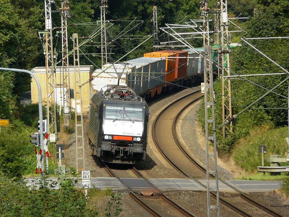 TX Logistik locomotief 189 109 met een containertrein bij overweg Emmericher Strasse in Elten, Duitsland 11-09-2013.