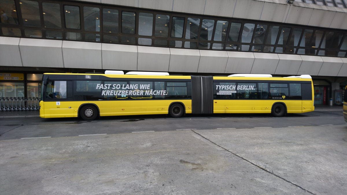 .....TXL Linie dieser Scania mit verschiedenen Sprchen auf den Bussen