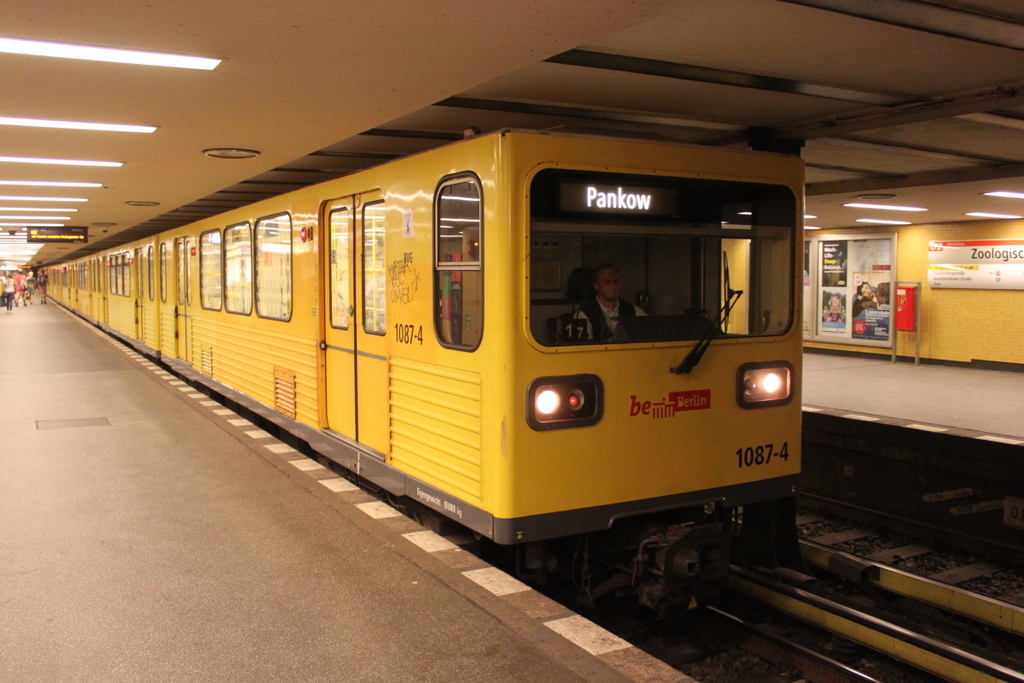 Typ GI genannt „Gisela  als U2 von Ruhleben nach Pankow kurz vor der Ausfahrt in der U-Bahnstation Berlin Zoologischer Garten.05.08.2019