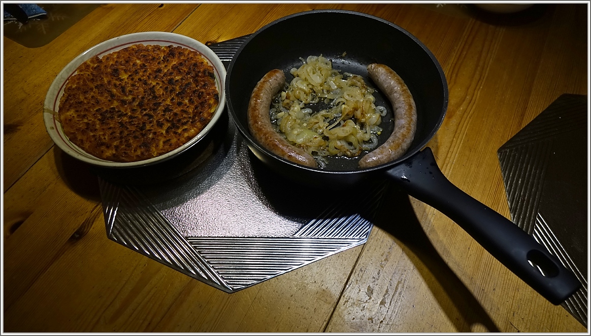 Typisches Schweizer Menü:Rösti und Bratwurst.
(06.01.2016)