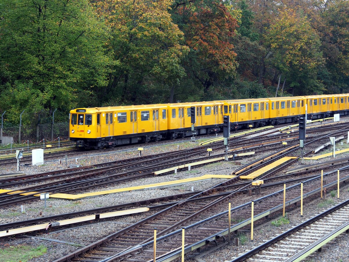 U-Bahn Berlin; A 3 64/66E Nr.515 von DWM Baujahr 1966 Typ 4x+4x TwZR in der Einfahrt Olympiagelände Berlin am 21.10.2019.