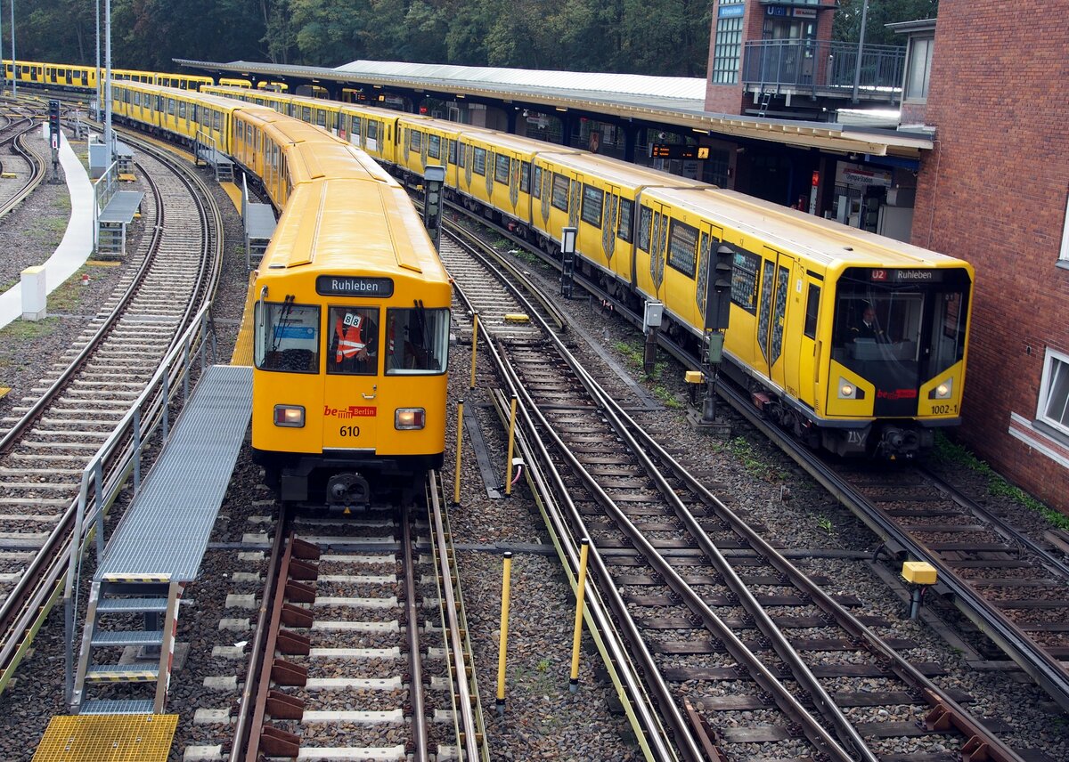 U-Bahn Berlin; A 3 L 92.1 Nr.610 von ABB Baujahr 1993 Typ 4x+4x TwZR und HK 2000 Nr.1002 von Adtranz Baujahr 1999 Typ 4*4x TwZR bei der Station Olympiagelände Berlin am 21.10.2019.